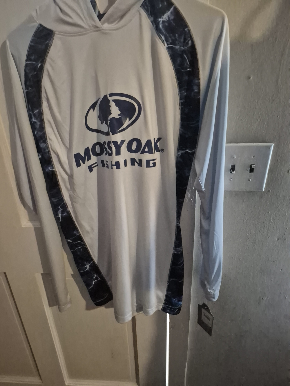 Mossy Oak Hooded Fishing Shirt in Light Gray and Navy Accent